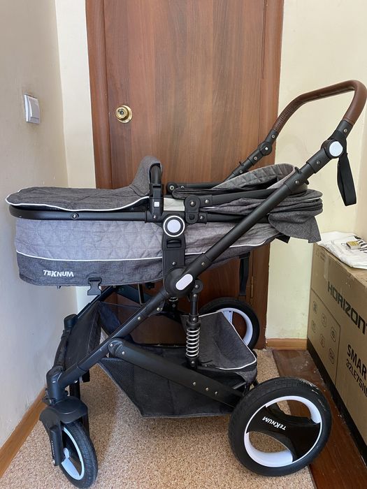 Срочно  новую  коляску  продам .