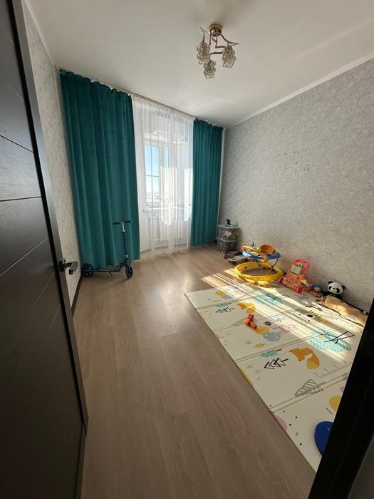 Продам квартиру в 10мкрн 25 доме