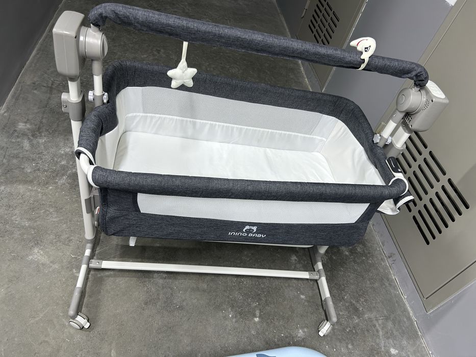 Кроватка на колесиках, шезлонг и ванночка