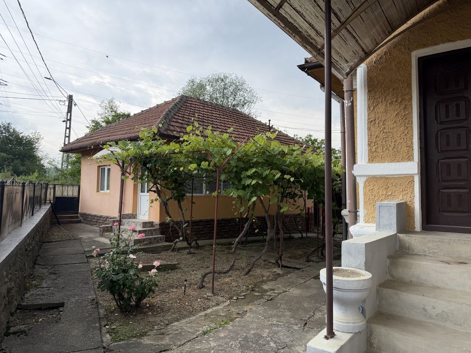 Vând două case în Tismana sat Celei