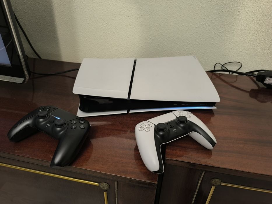 Vând PlayStation 5 slim Digital