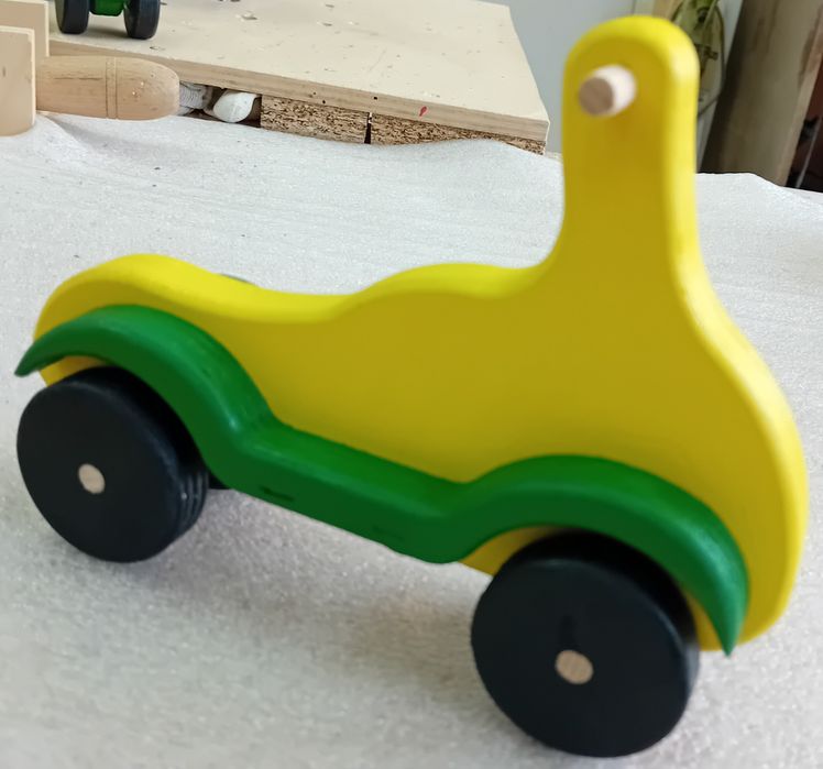 Ръчно изработени дървени играчки – моторче, камионче и булдозерче.