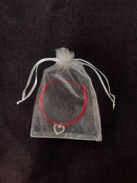 Гривна червен конец със сребро