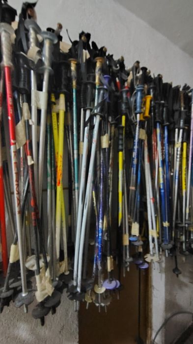 Bețe de schi diferite mărimi și firme.
