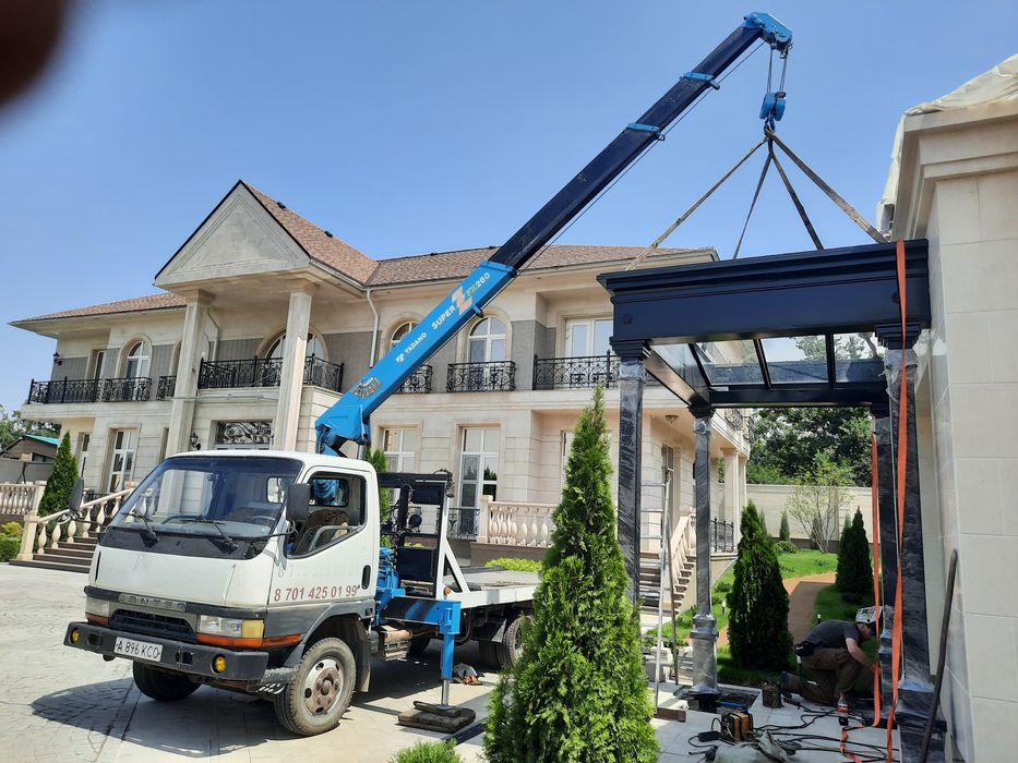 Эвакуатор манипулятор рядом.