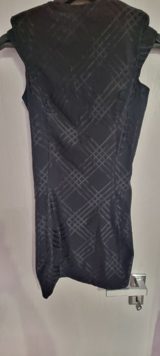 Елегантната черна рокля