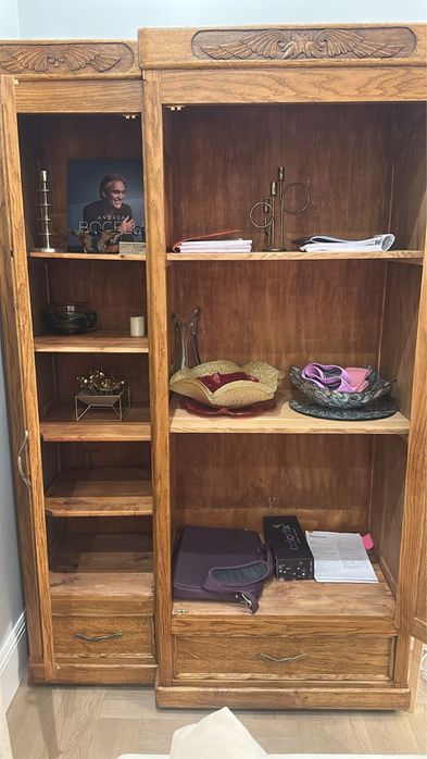 Старинный деревянный шкаф