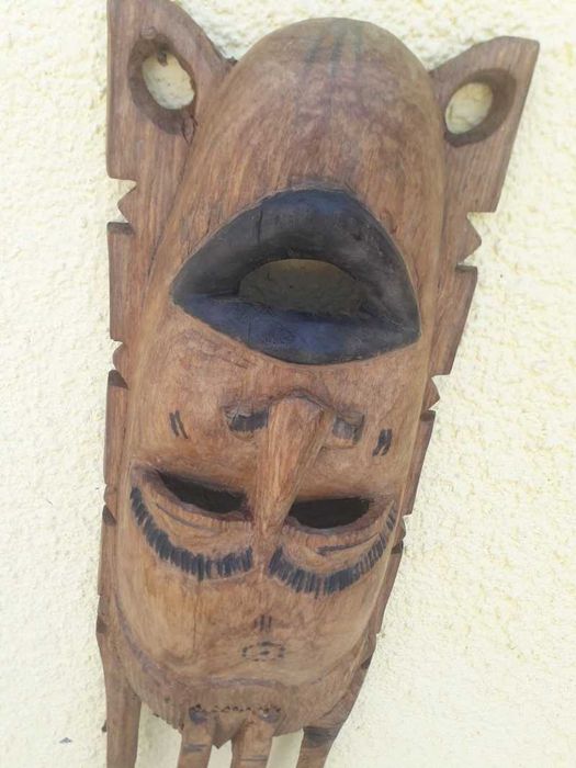 Masca africana din lemn sculptata manual