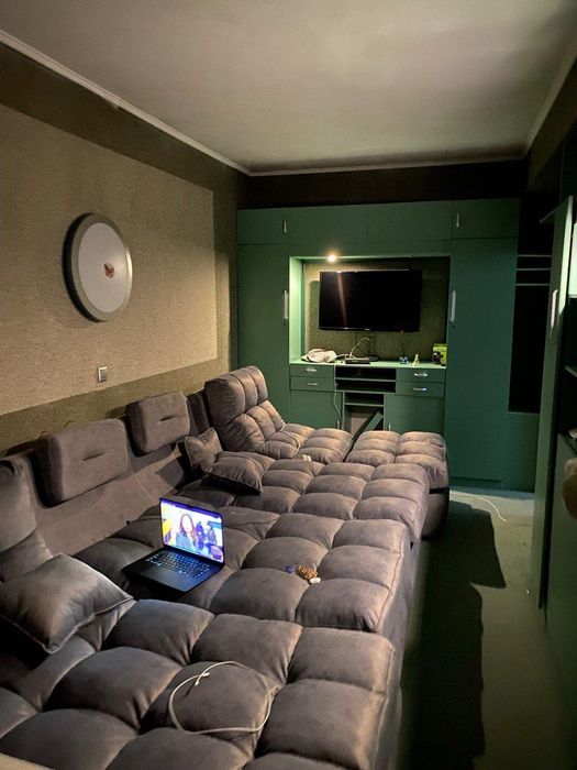 Диван очень красивый . Цвет серый