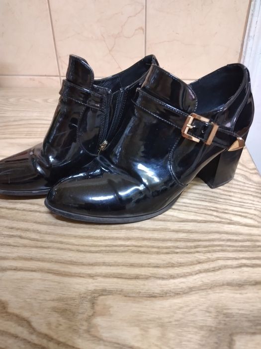 Pantofi lac marimea 38