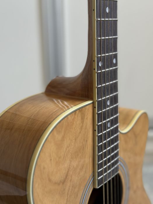 Акустическая Гитара Adagio с набором аксессуаров.