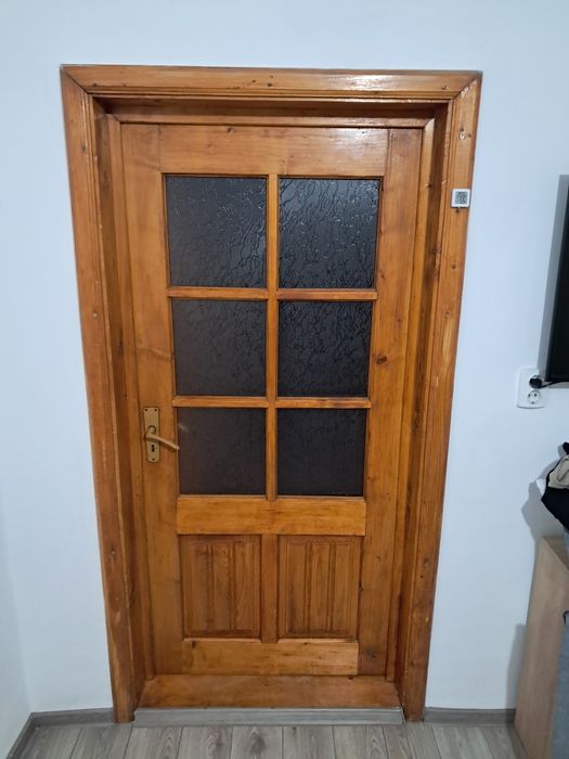 Vând uși din lemn cu prag și pervaz