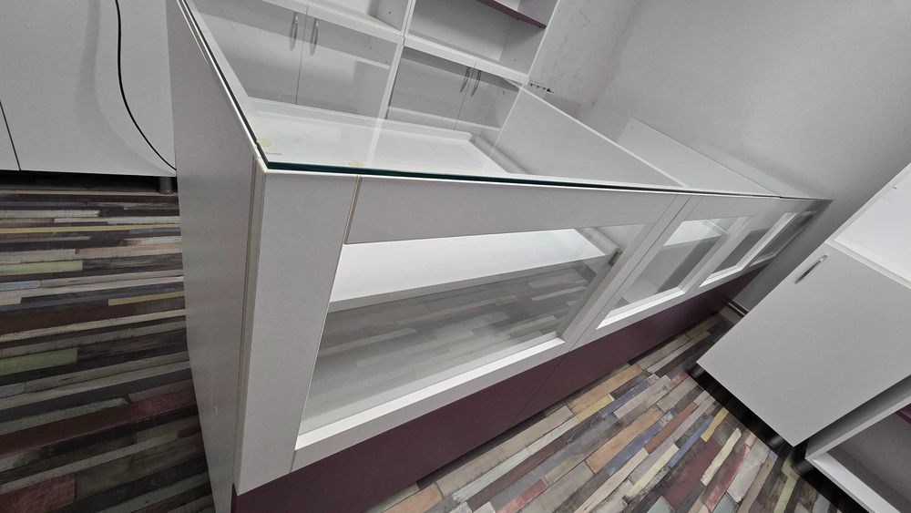 Vând Mobilier comercial realizat la comandă