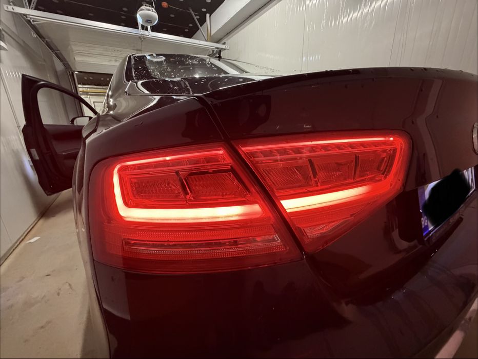 На части Audi A8