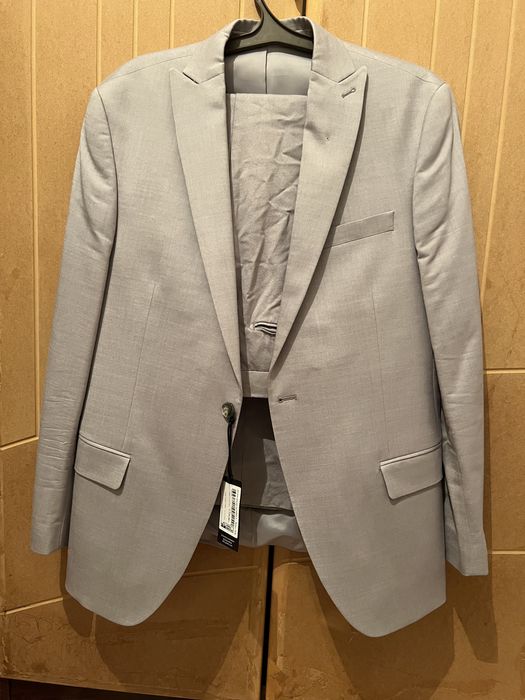 Продаются костюмы 52р  рост 6