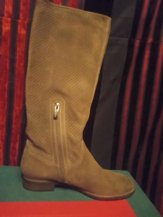 Сапоги жен. Португалия. перфорированная нат.замша. 38р