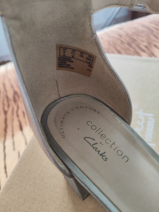 Серебристые босоножки Clarks, размер 38