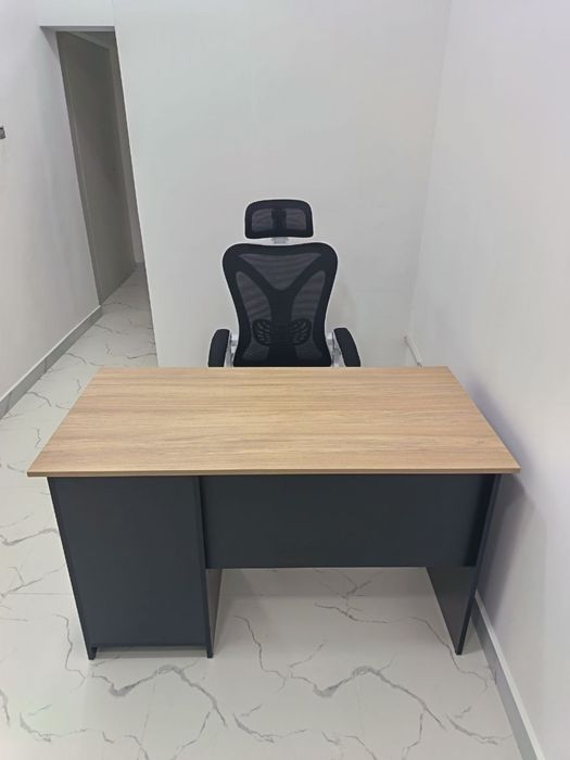 Srochno sotiladi, rabochiy stol, steklyaniy stol, stellaj