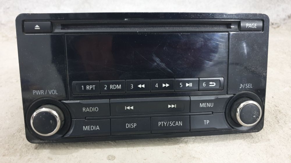 Продаетса автомагнитола с гарантией .