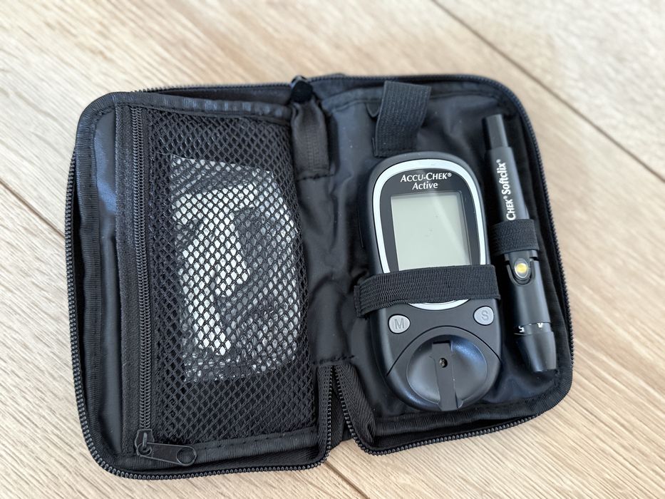 Glucometru Accu-Chek Active glucometer + accesorii, nou