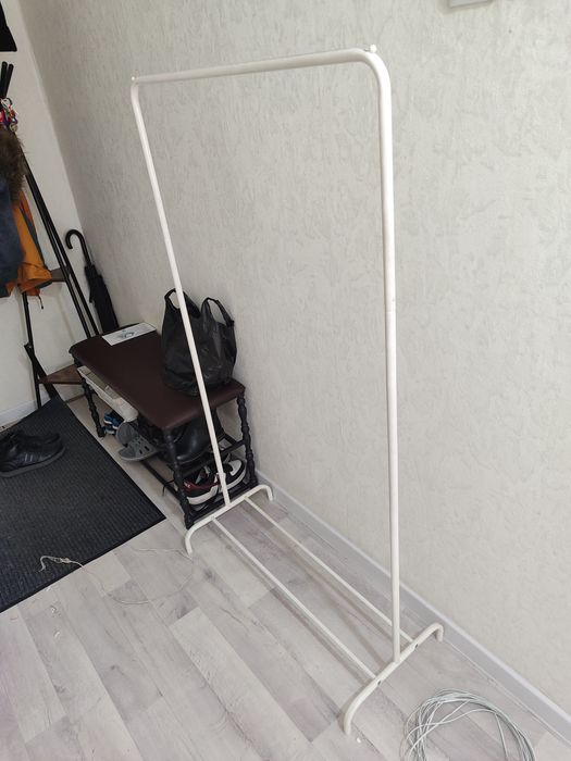 Напольная вешалка для одежды белая