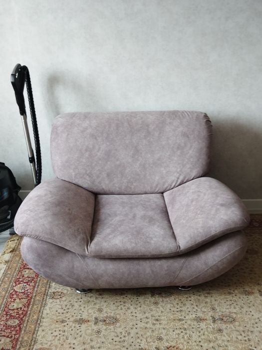 Комплект из двух диванов,кресло и подушки