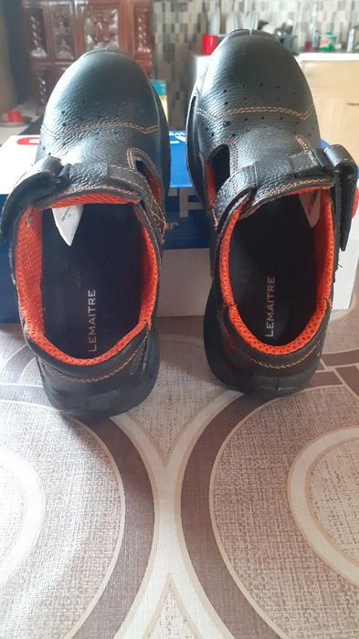 Pantofi de protectie tip sanda si pantofi obisnuiti