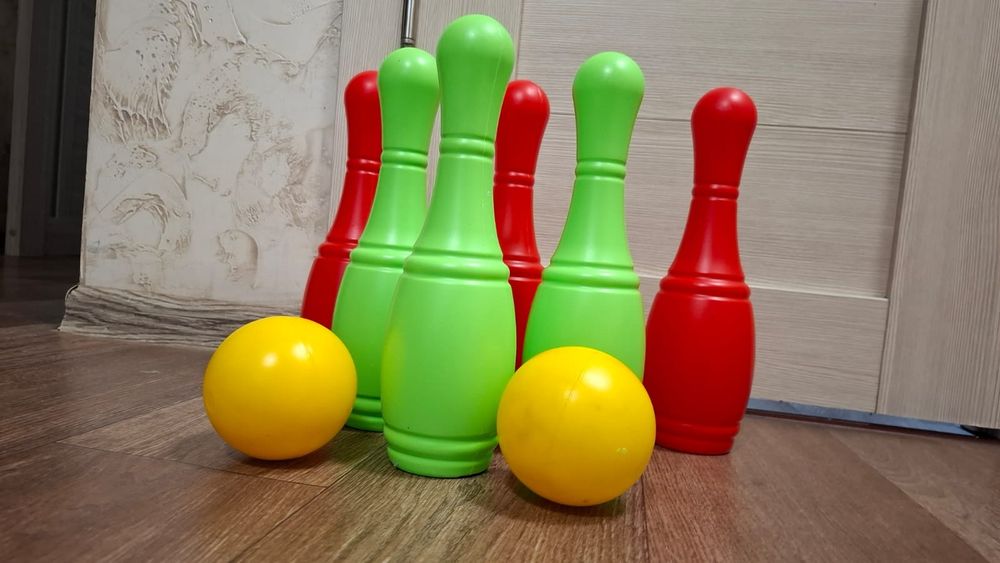 Детский боулинг (кегли) и пирамидка.