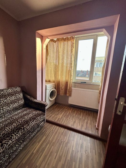 Apartament semidecomandat, etajul 3/4, situat intr o zona foarte linistita, in centrul Salontei. Mai multe detalii in descriere