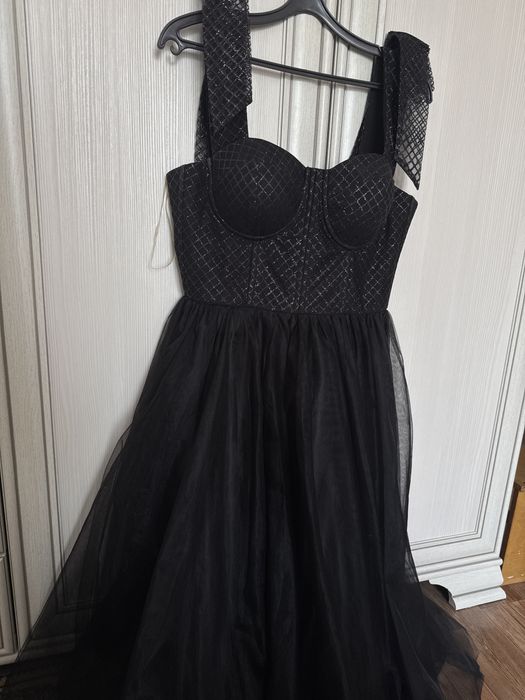 Черное праздничное платье
