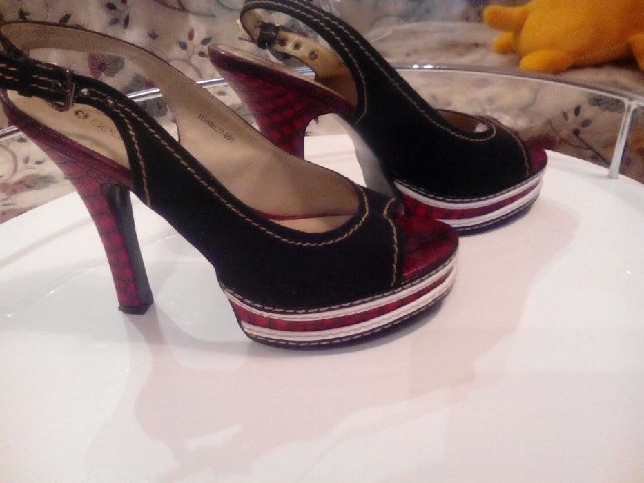 Босоножки на каблуке