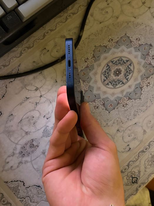 Продавам iPhone 13