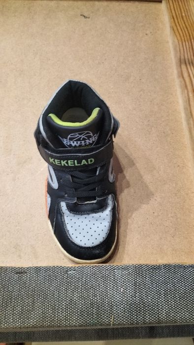 Продам ботинки  на 7-9 лет.