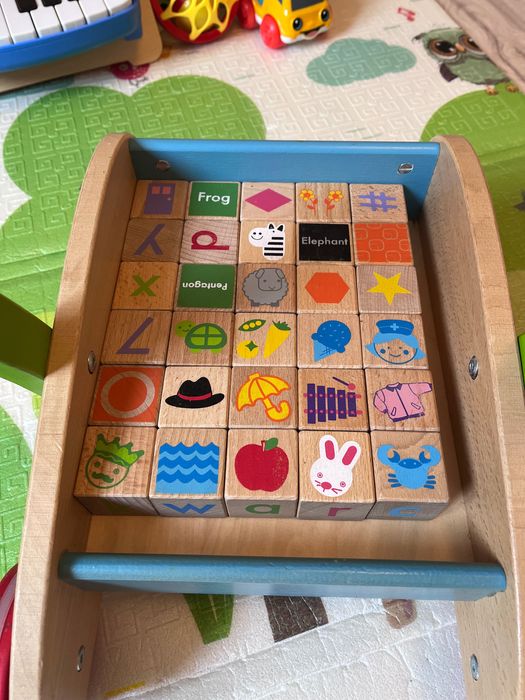 Дървена проходилка с кубчета за игра