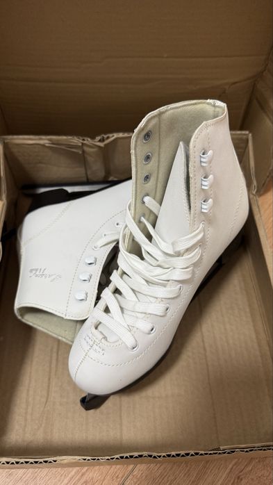 Продам коньки новые