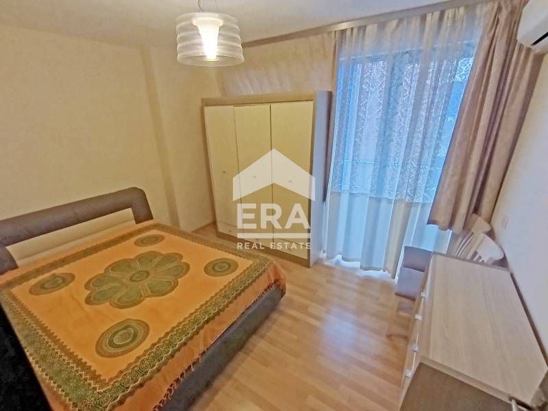 Приятен мебелиран тристаен апартамент в жилищна сграда