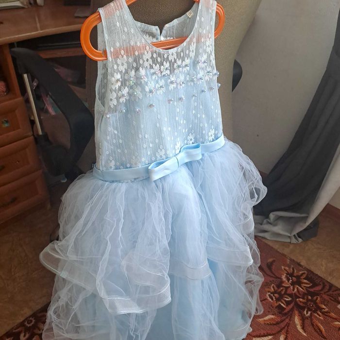 Платья нарядные.