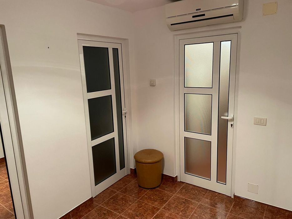 Închiriez apartament 2 camere mobilat cu  centrală și AC.