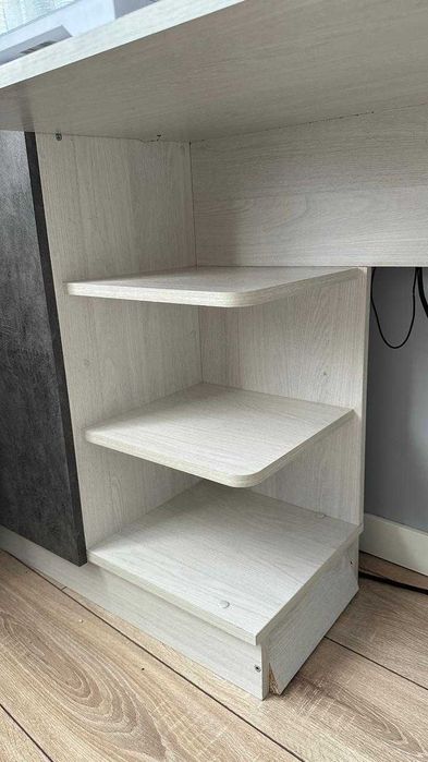 Шкаф и компьютерный стол