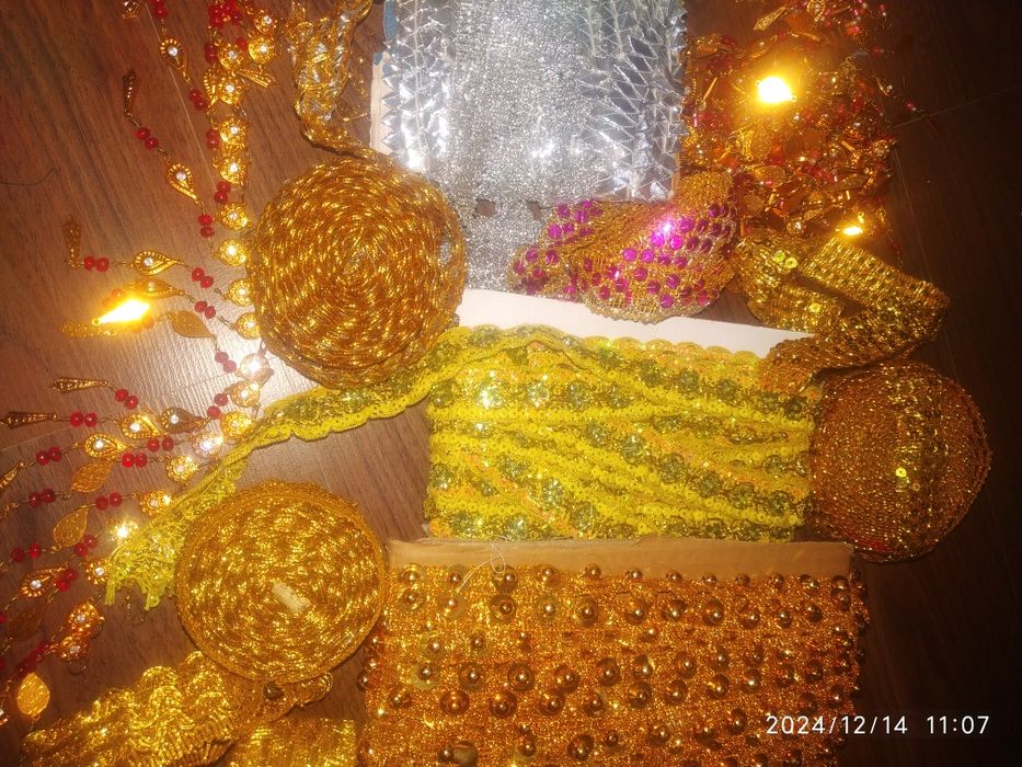 Тесьма,биссер,стразы,бусы все для шитья