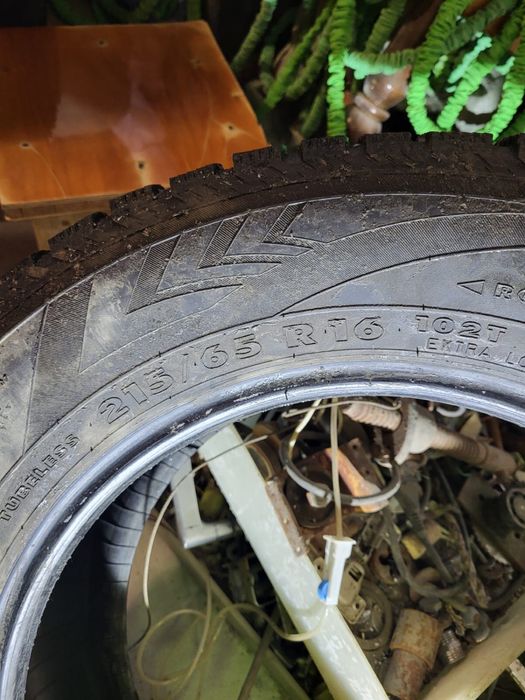 Продам шины R16 215/65 зимние