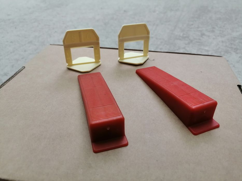 Фиксатори за плочки клинове