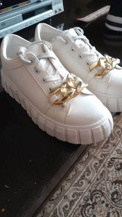 Фирменные кроссовки