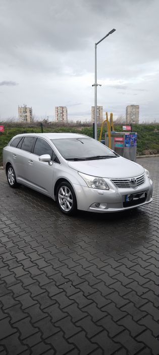 Продавам Toyota Avensis