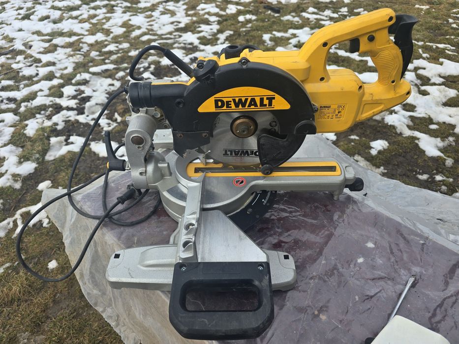 Vand fierastrau circular Dewalt