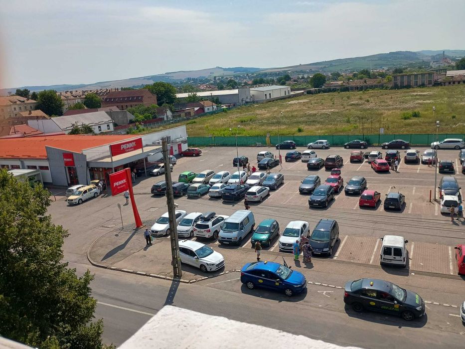 Apartament la cheie cu 2 camere și 2 balcoane complet mobilat și utilat vizavi de piața de zi și Penny. Se acceptă plata în rate