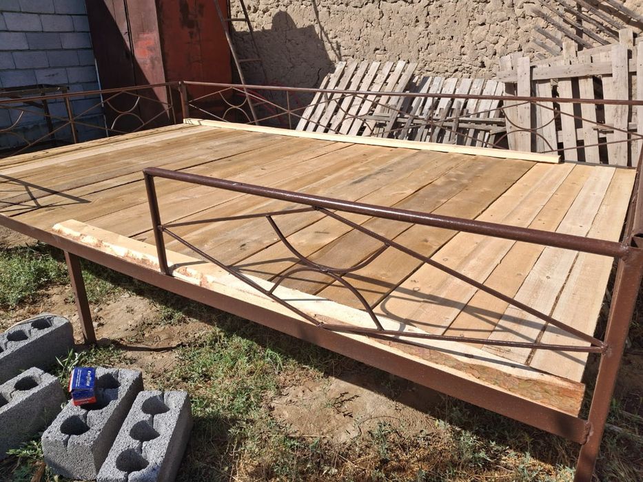 Тапчан сатылады.