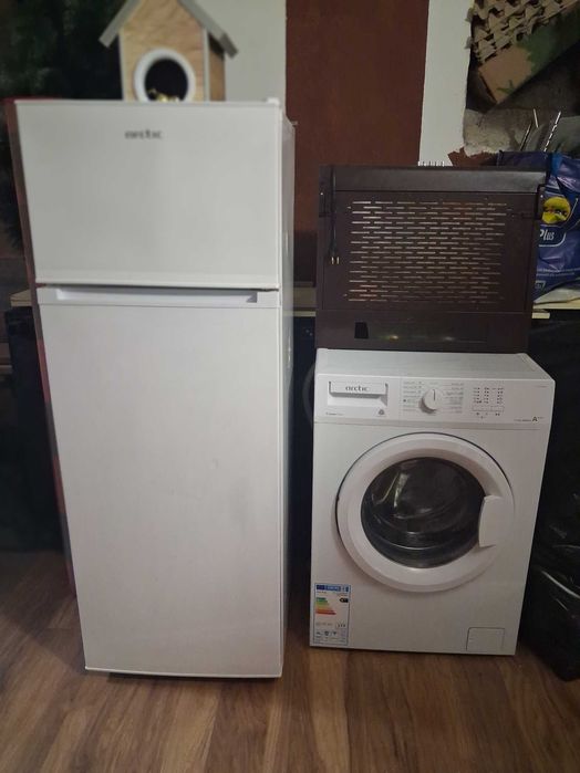 De vanzare o mașină de spălat, un frigider și o hotă.