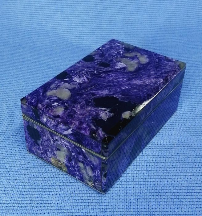 Шкатулка чароитовая