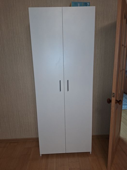 Шкаф деревянный для одежды